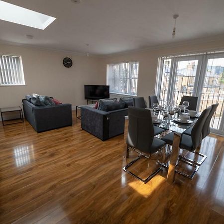 The Coach House - London Heathrow Serviced Apartments Stanwell Exterior foto