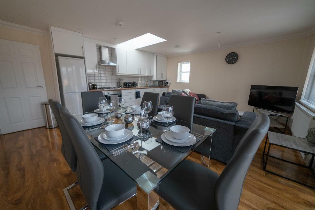 The Coach House - London Heathrow Serviced Apartments Stanwell Exterior foto