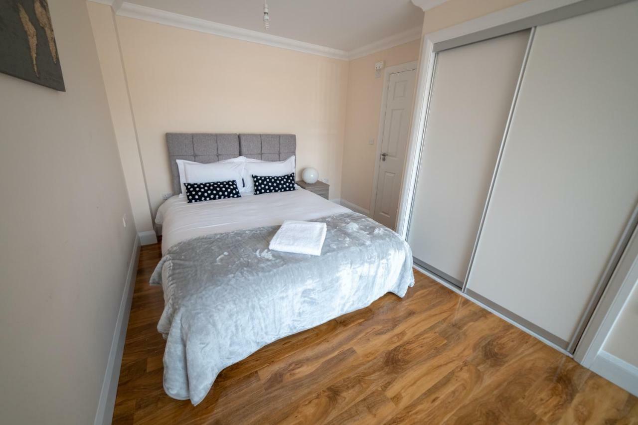 The Coach House - London Heathrow Serviced Apartments Stanwell Exterior foto